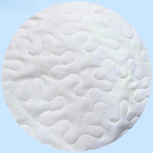 Puede incluir: Una pieza de tela circular blanca que presenta un patr&oacute;n ondulado continuo, elevado y cosido en toda la superficie. La textura est&aacute; creada por l&iacute;neas acolchadas densas y entrelazadas que forman formas org&aacute;nicas y fluidas en el material.