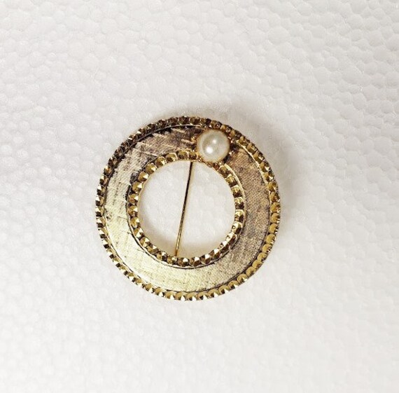 Vintage Beau Jewels Gold Tone Circle Pin with Pea… - image 1