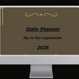 Könnte beinhalten: Ein Computermonitor zeigt einen braunen Hintergrund mit den Worten "Daily Planner" und "day-to-day organization" in schwarzer Schrift. Das Jahr "2025" wird ebenfalls angezeigt. Der Monitor hat einen weißen Rahmen und einen silbernen Ständer.