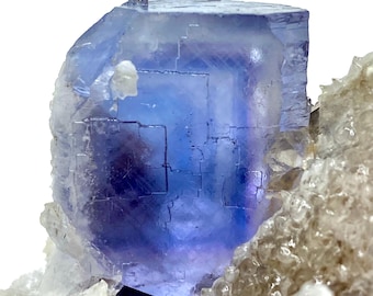 597 gramos de fluorita cúbica fantasma natural de línea azul única con calcita, ejemplar para coleccionistas de minerales en Pakistán. Ejemplar de exhibición/fluorita zonificada.