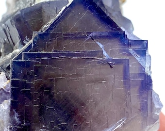 472 gramos de fluorita cúbica fantasma natural de línea azul única con calcita, ejemplar para coleccionistas de minerales en Pakistán. Ejemplar de exhibición/fluorita zonificada.