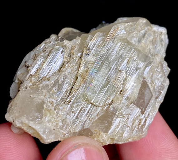 317カラットのユニークな希少天然クンツァイトとクォーツ標本