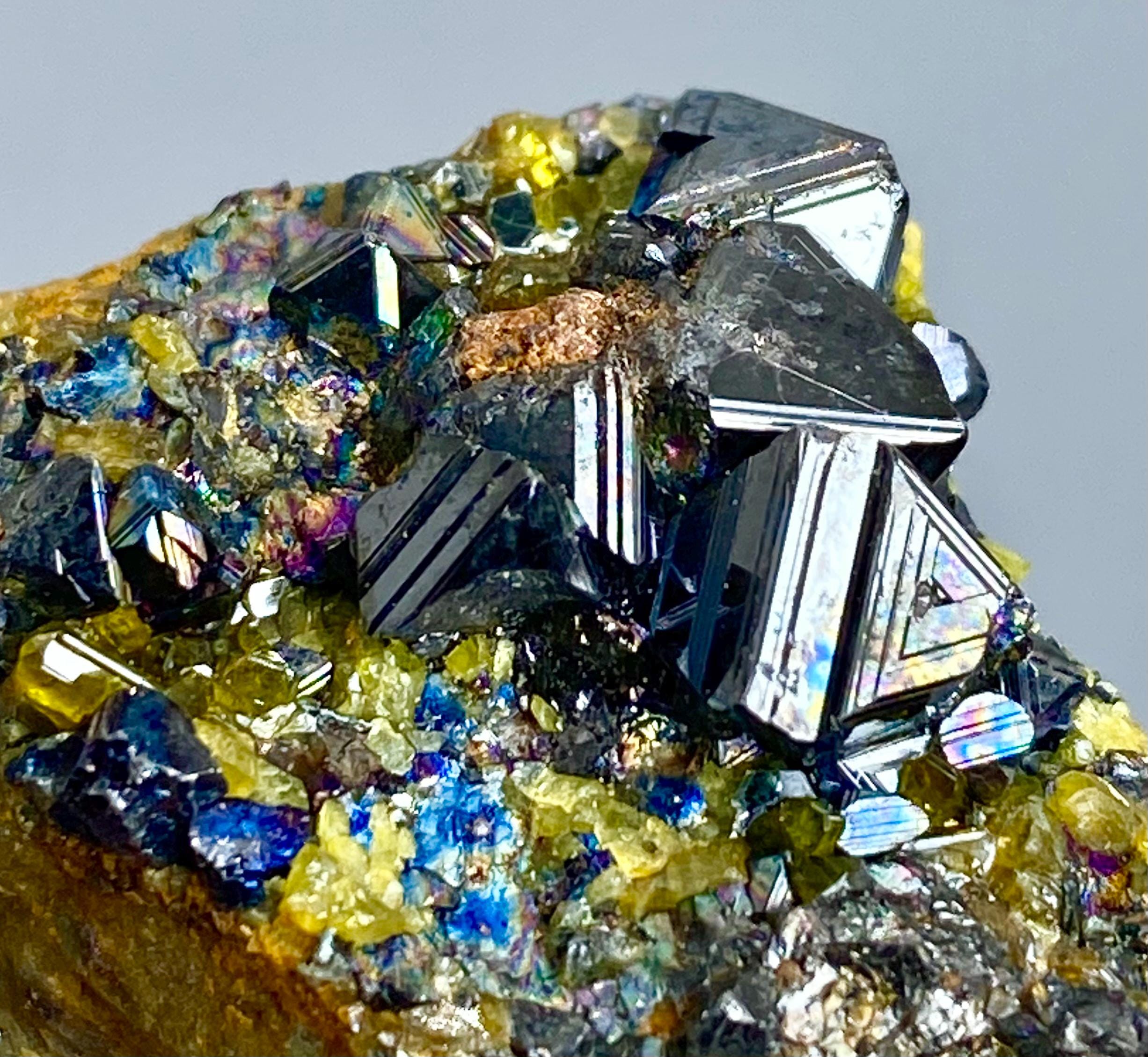 Espécime de magnetita iridescente com vesuvianita, epidoto e diópsido, Afeganistão