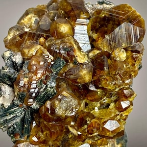 191 karat unikt extremt sällsynt smycke! Naturliga topazolitgranatkristaller på hedenbergitprov @ Mineralsamlare/Visa prov