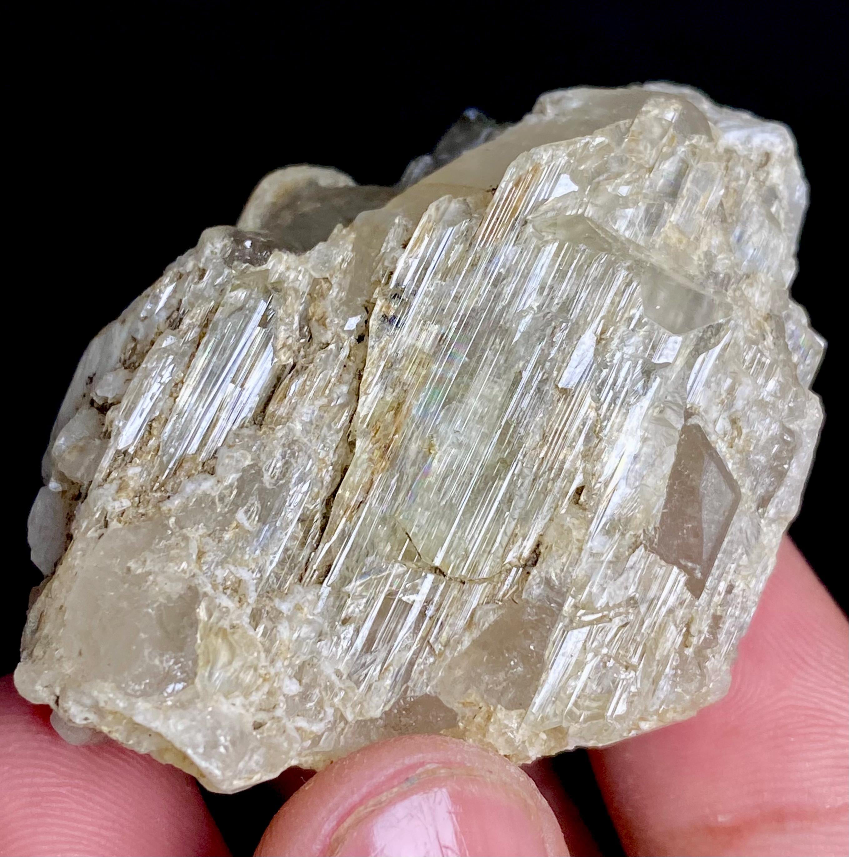 317カラットのユニークな希少天然クンツァイトとクォーツ標本 