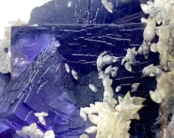 Pezzo unico da 682 grammi! Fluorite cubica blu intenso naturale con calcite, esemplare proveniente dal Pakistan. Per collezionisti di minerali/esemplare da esposizione/non riscaldato.