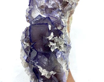 8,8 Kg Pezzo unico e di grandi dimensioni! Fluorite cubica vetrosa blu fantasma naturale con calcite, esemplare da collezione/esposizione in Pakistan.