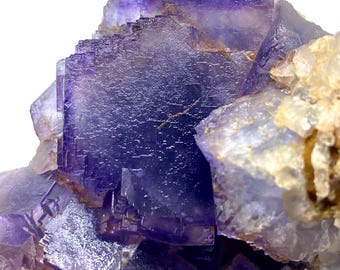 Ejemplar único de fluorita cúbica natural grabada en color púrpura/azul de 232 gramos, procedente de coleccionistas de minerales de Pakistán. Ejemplar de mineral/fluorita bicolor.