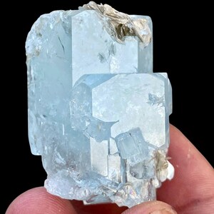 Aguamarina natural única y rara de 261 quilates con cristales de moscovita (mica) procedente de coleccionistas de minerales de Pakistán. Ejemplar de exhibición.