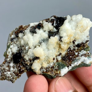 256 karat unik, sällsynt, högkvalitativ naturlig VESUVIANIT med ALBIT på matrisprov @Pakistan Mineral Collectors/Mineral Specimen
