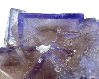 Esemplare unico di fluorite cubica fantasma blu naturale da 285 carati con calcite @PAKISTAN Collezionisti di minerali/Esemplare di fluorite a zona blu