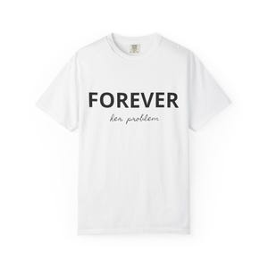 Puede incluir: Una camiseta blanca de manga corta con la palabra FOREVER en letras mayúsculas negras en negrita, con la frase her problem escrita en una fuente cursiva negra más pequeña directamente debajo del texto principal en la parte frontal.