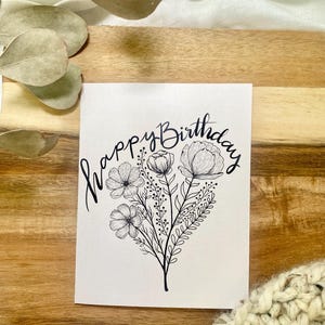 Eenvoudig bloemstuk Happy Birthday - PetalsinInk Designs