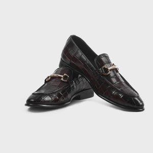 Handmade croc embossed leather horsebit loafers for men featuring a luxurious dark brown finish, polished metal horsebit detail, premium leather construction, slip-on design, and elegant formal styling suitable for weddings, business attire, parties, and special occasions.