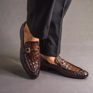 Mocasines de piel auténtica hechos a mano con textura de cocodrilo en color marrón para hombre