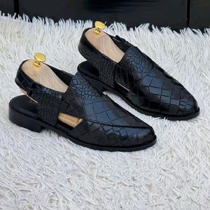 Sandálias Peshawari artesanais pretas com estampa de crocodilo – Sandálias tradicionais masculinas em couro.