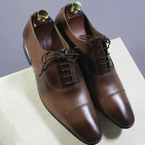 Bespoke Handmade Men&#39;s Shoes Brown Color Leather Oxford Whole Cut Lace Up Dress Formal Shoes Men Handstitched Tailor Made Shoes