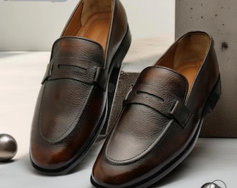 Handgjorda herrskor i brunt läder med penny loafers