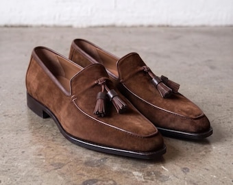 Braune Wildleder-Quastenslipper, handgefertigte Herrenschuhe, luxuriöse Slipper zum Hineinschlüpfen, elegante Schuhe für Hochzeiten und festliche Anlässe