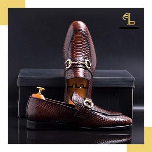 Mocassins masculinos de couro marrom com pátina, feitos à mão • Sapatos sociais de luxo com detalhe de bridão