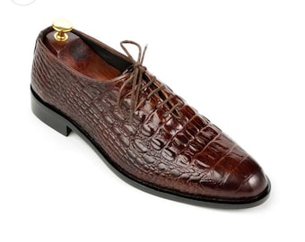 Scarpe Oxford in pelle marrone realizzate a mano, con stampa coccodrillo e cucitura Goodyear, ideali per occasioni formali, lavoro e matrimoni.