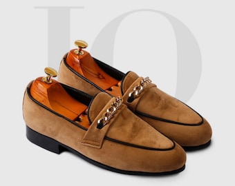 Mocasines de ante marrón hechos a mano, zapatos de vestir sin cordones para hombre con detalle de cadena, calzado para bodas.