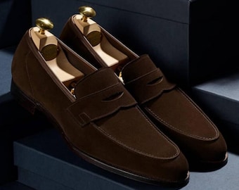 Mocassini da uomo in pelle scamosciata marrone, realizzati a mano, scarpe eleganti senza lacci.