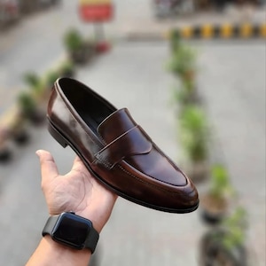 Handgefertigte schwarze Leder Quaste Loafers: Maßgeschneiderte Herrenschuhe