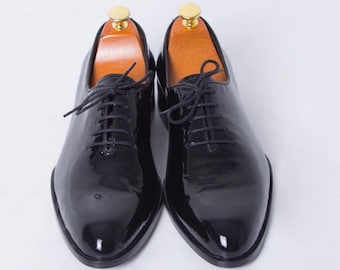 Scarpe eleganti da uomo in pelle verniciata nera, realizzate a mano e senza giunture: calzature formali da uomo