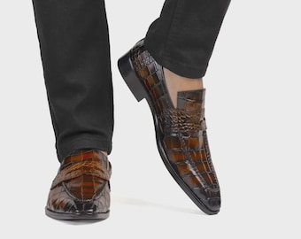 Handgefertigte, luxuriöse Herren-Slipper aus braunem Leder mit Krokodilprägung