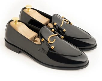Mocassini in vernice nera fatti a mano: scarpe eleganti slip-on da uomo