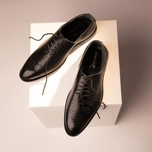 Zapatos Oxford de piel de pitón negra repujada hechos a mano para hombre, zapatos de vestir formales de lujo con cordones.
