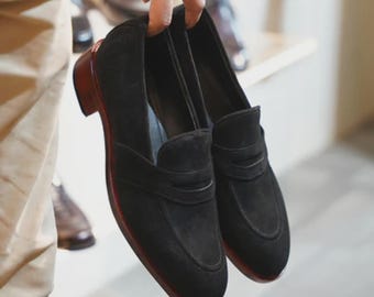 Handgefertigte schwarze Wildleder-Loafer, elegante Herren-Slipper, formelle Hochzeitsschuhe