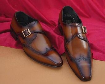 Sapatos sociais masculinos de couro, feitos à mão, com fivela única marrom.