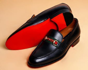 Handgemaakte zwarte leren loafers met groenrood bandje | Classic Horsebit-instappers heren