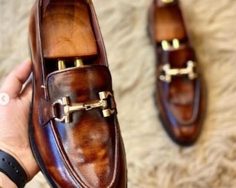 Mocasines de cuero bruñido marrón hechos a mano para hombre con detalle de herradura. Zapatos de vestir sin cordones.