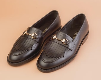 Zwarte leren loafers voor heren met kiltie en paardenbit, handgemaakte elegante trouwschoenen
