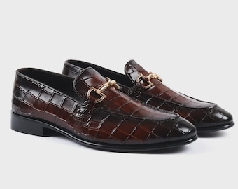Braune Lederschuhe mit Krokoprägung für Herren, Anzugschuhe mit Horsebit-Detail, formelle Slip-On-Schuhe