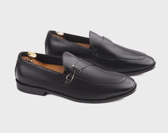 Handgefertigte schwarze Leder Loafers, klassische Slip-On-Kleidschuhe für Herren, maßgeschneiderte Schuhe