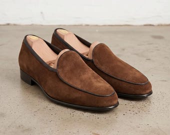 Handgemaakte bruine suède instappers voor heren, luxe formele smokingslippers