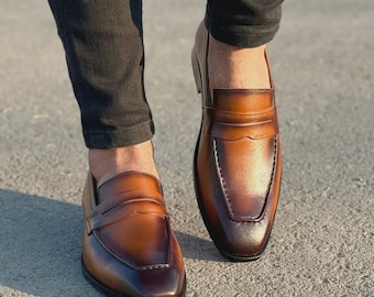 Handgjorda mockasiner i brunt och brunt läder för män – Klassiska formella slip-ons