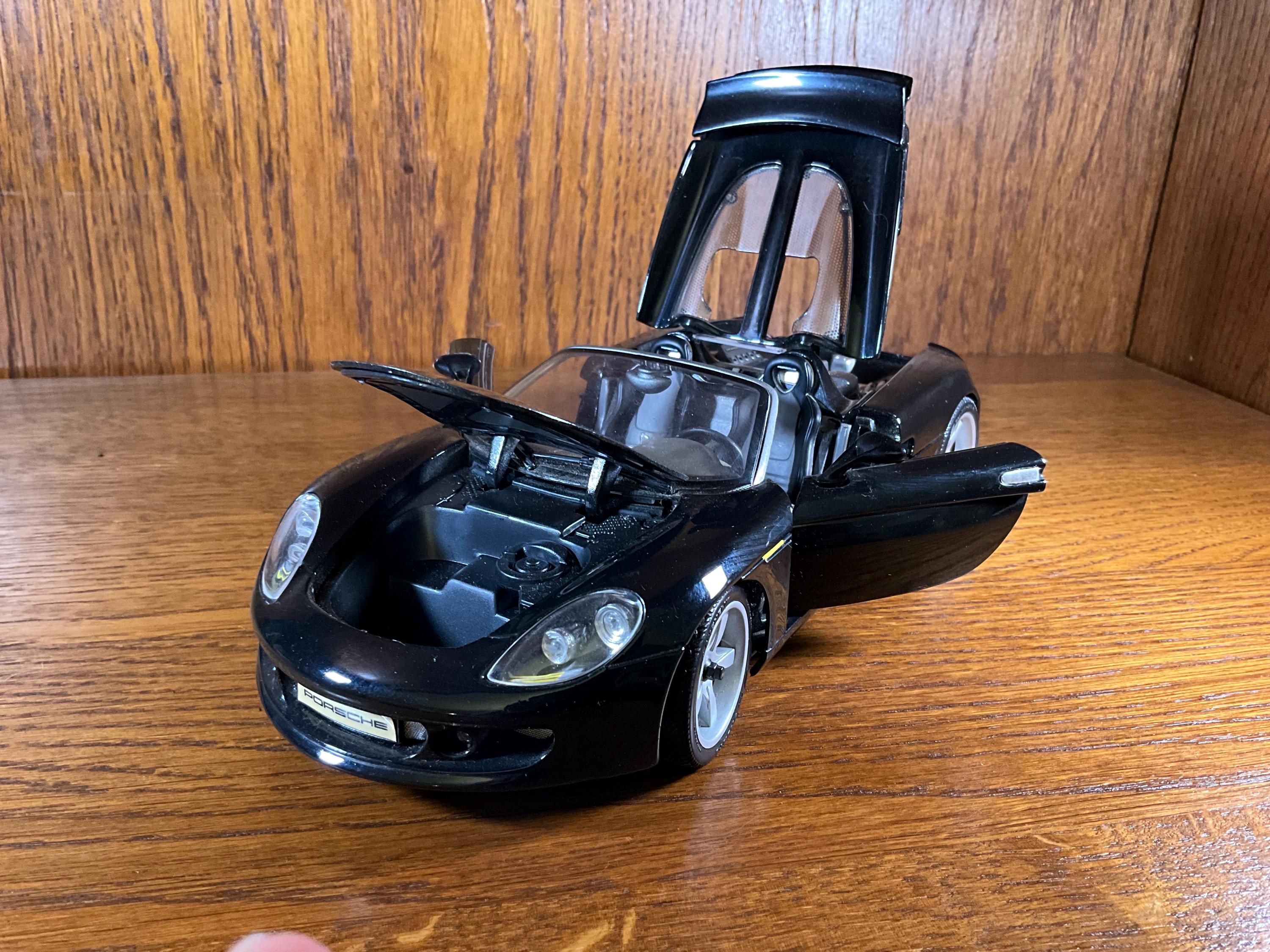 ポルシェ カレラ GT – 1:18 スケール ダイキャスト モデル (中古、箱