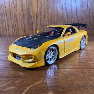 Mazda RX-7 – 1:24 Scale Diecast Model (Yellow, Detailed)