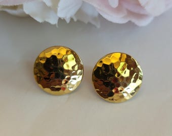 Vintage Honeycomb Hammered Stud Earrings Signed Monet Disc Button Retro Minimalist Classic Goldtone Clipon Costume Jewelry Gift 1/2"