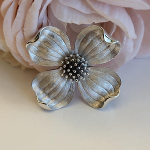 Trifari Petal Pin - Etsy display picture 2