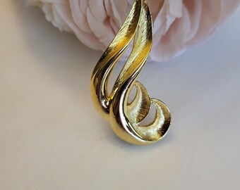 Vintage Teardrop Twist Abstract Brooch Pin Lapel Signed Napier Classic Timeless Scarf Enhancer Shoulder Shiny Goldtone Costume Jewelry Gift
