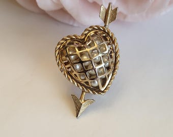 Vintage Puffy Arrow Heart Caged Pearls Brooch Love Pin Lapel Victorian Style Braided Trim Textured Shoulder Costume Goldtone Jewelry Gift