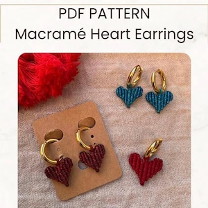 Op de afbeelding: PDF-patroon voor Macramé Hart Oorbellen. De afbeelding toont drie paar hartvormige oorbellen. Twee paar zijn bevestigd aan gouden hoepels, met harten in teal en bordeaux. Het derde paar staat op een kartonnen displaykaart met bordeauxrode harten.