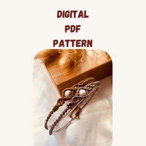 Può includere: Vengono mostrati due braccialetti in macramè con pietre di luna, perline bianche e dettagli dorati. Il testo "MOONSTONE BRACELET DIGITAL PDF PATTERN" è nella parte superiore dell'immagine. I braccialetti sono marroni e grigi.