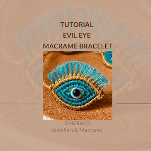 Puede incluir: Primer plano de una pulsera de macramé con un ojo turco. La pulsera presenta un ojo azul turquesa con un borde dorado y un centro blanco y negro. La imagen incluye el texto "Tutorial Evil Eye Macrame Bracelet" y "Emerald Jewellery & Macrame."